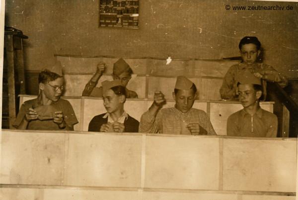 Ferienlager 1958 in Neugersdorf,die Jungs nähen sich Käppis, Material überlassen von einem Textilbetrieb.