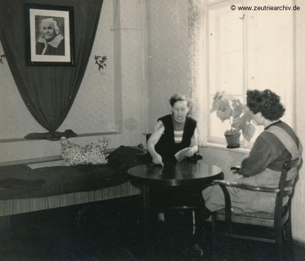 Fotos innen und außen aus mehreren Jahrzehnten der VEB Drahtweberei Neustadt Orla Betriebsteil Zeulenroda Baderschneider Lenzner DDR heute Zeuro Zeutrie Möbel