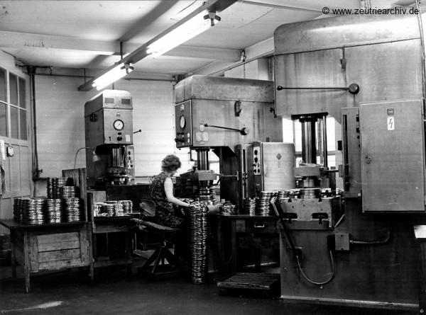 Fotos innen und außen aus mehreren Jahrzehnten der VEB Drahtweberei Neustadt Orla Betriebsteil Zeulenroda Baderschneider Lenzner DDR heute Zeuro Zeutrie Möbel