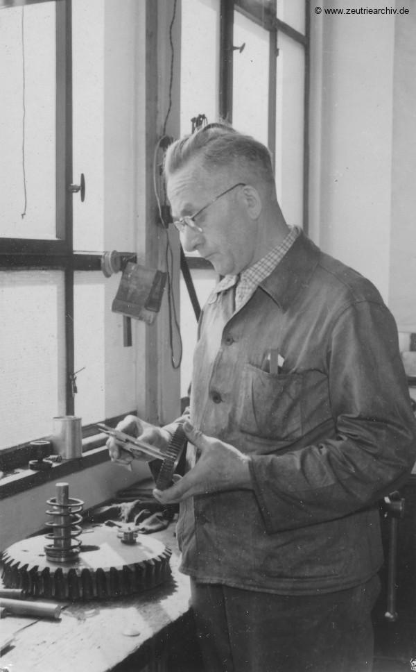 Fotos innen und außen aus mehreren Jahrzehnten der VEB Drahtweberei Neustadt Orla Betriebsteil Zeulenroda Baderschneider Lenzner DDR heute Zeuro Zeutrie Möbel
